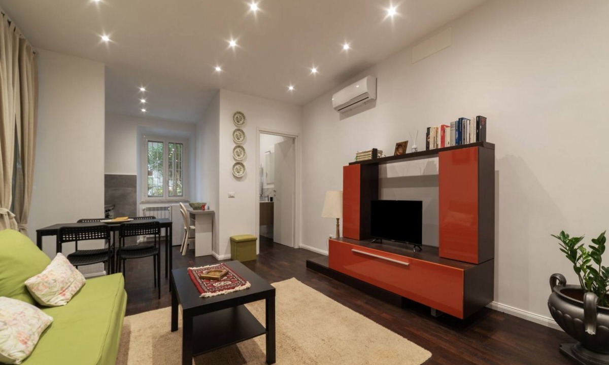 Nomentano Apartment | GuestHost - Apartment located on the ground floor of a building, with two floors in total, without lift.In 55 m2 of space it accommodates 4 people, in the Nomentana/Sant'Agnese area.It is located 800 meters from the Sant'Agnese metro station, 1.6 km from