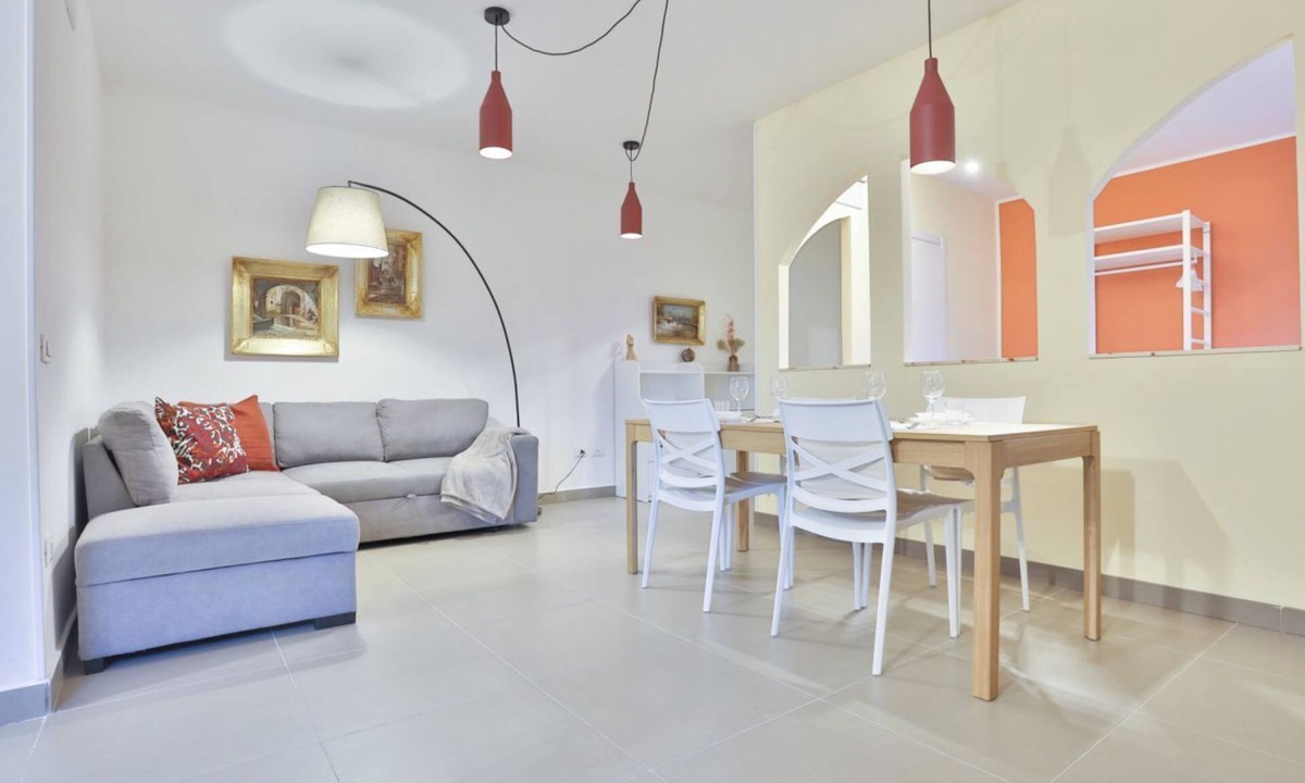 Naples Apartment | GuestHost - Apartment with balcony that accommodates up to 6 people, with 3 bedrooms and 2 bathrooms, located in a recent building a stone's throw from the lively market of Poggioreale. The proximity to the motorway makes travel easy, while the connectio