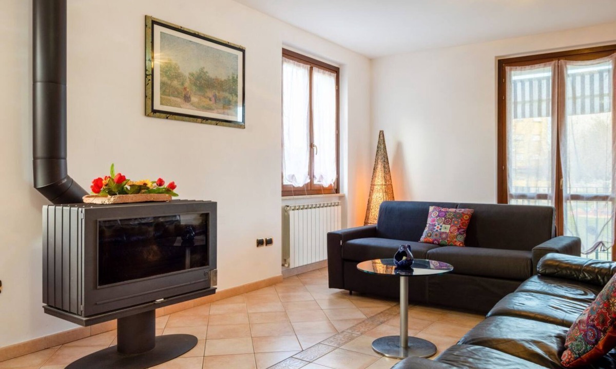 Bastia Umbra Apartment | GuestHost - Bright and very spacious apartment, which in 165 sqm accommodates 8 people with great comfort, having three bedrooms and two bathrooms. The flat is located in a villa and has access to the garden with an equipped patio and gazebo, shared with
