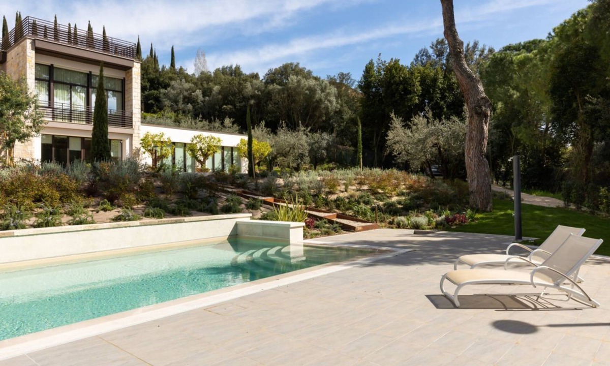 Perugia Apartment | GuestHost - Elegant apartment for two people, arranged on two levels and equipped with all comforts including a balcony and shower with chromotherapy. The apartment is located in a modern condominium complex with a shared swimming pool, which enjoys a pl