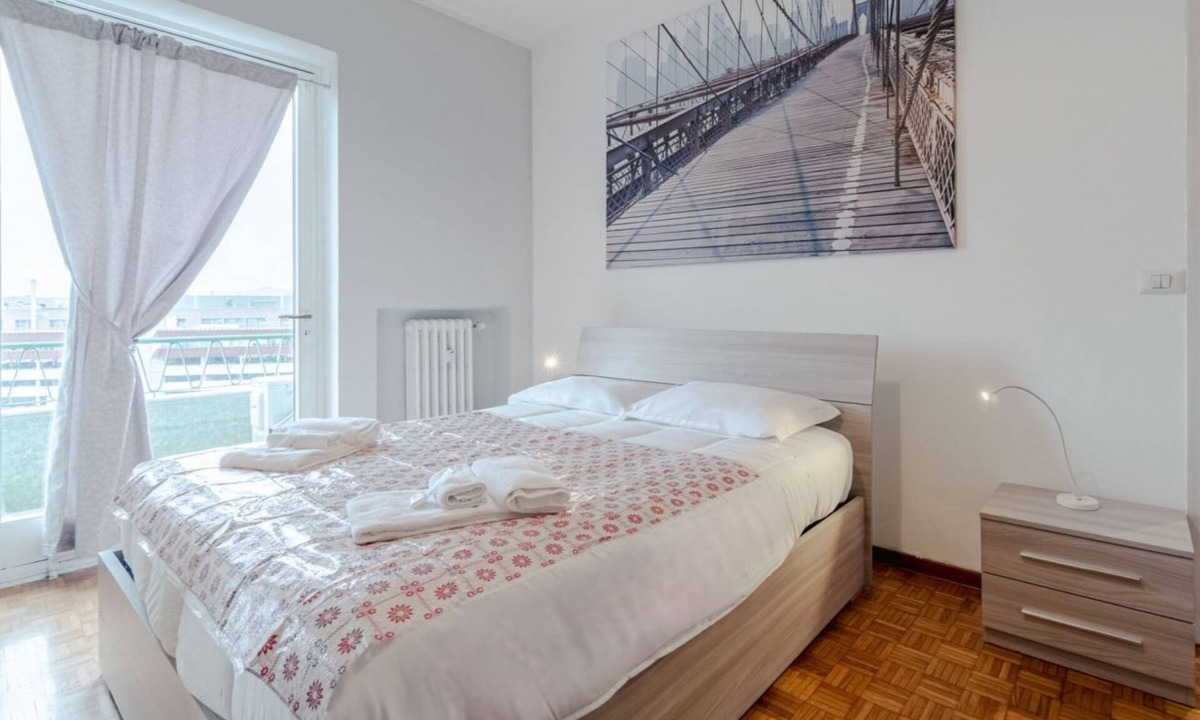 Cenisia Apartment | GuestHost - Spacious and bright apartment of 120 sqm for 6 people, located on the sixth floor with elevator (not suitable for disabled people). The accommodation has a balcony with views of the Cenisia district, a quiet and well-connected residential are