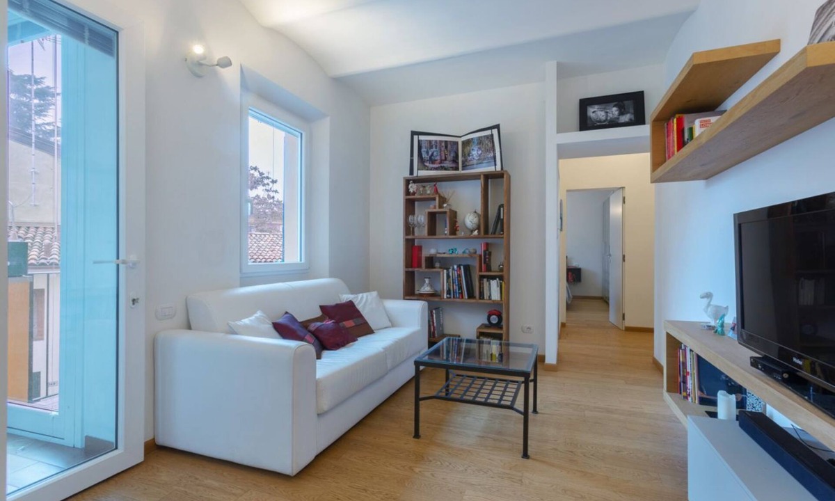 Saragozza-Porto Apartment | GuestHost - The apartment is located in a historic building in Porta Saragozza, a prestigious area of ​Bologna, at the foot of the hills and at the beginning of the monumental portico of San Luca, the longest in the world, which reaches the Basilica