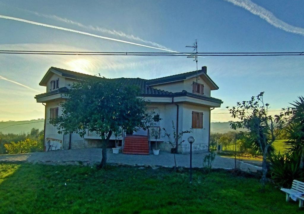 Colonnella House | Hexagon House