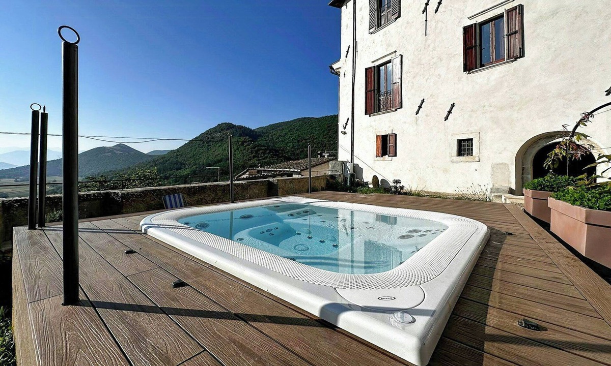 Caporciano Apartment | Historic palace overlooking Piana di Navelli