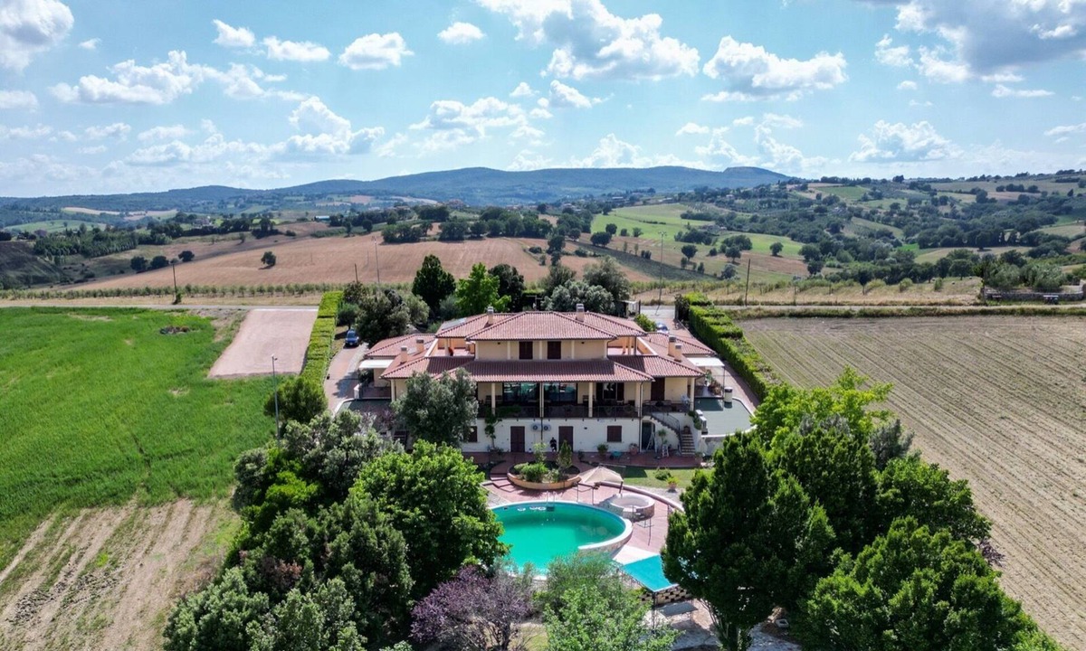 Gualdo Cattaneo Apartment | Holiday Apartment "Villa Rita - Ortensia" with Mountain View, Fenced Pool & Wi-Fi