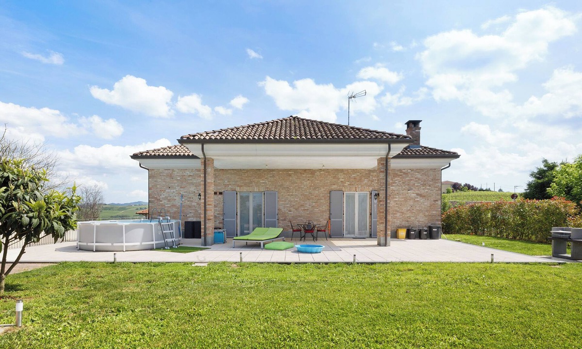 Moasca House | Holiday Home 'Casa Di Titti' with Private Pool, Wi-Fi and Air Conditioning