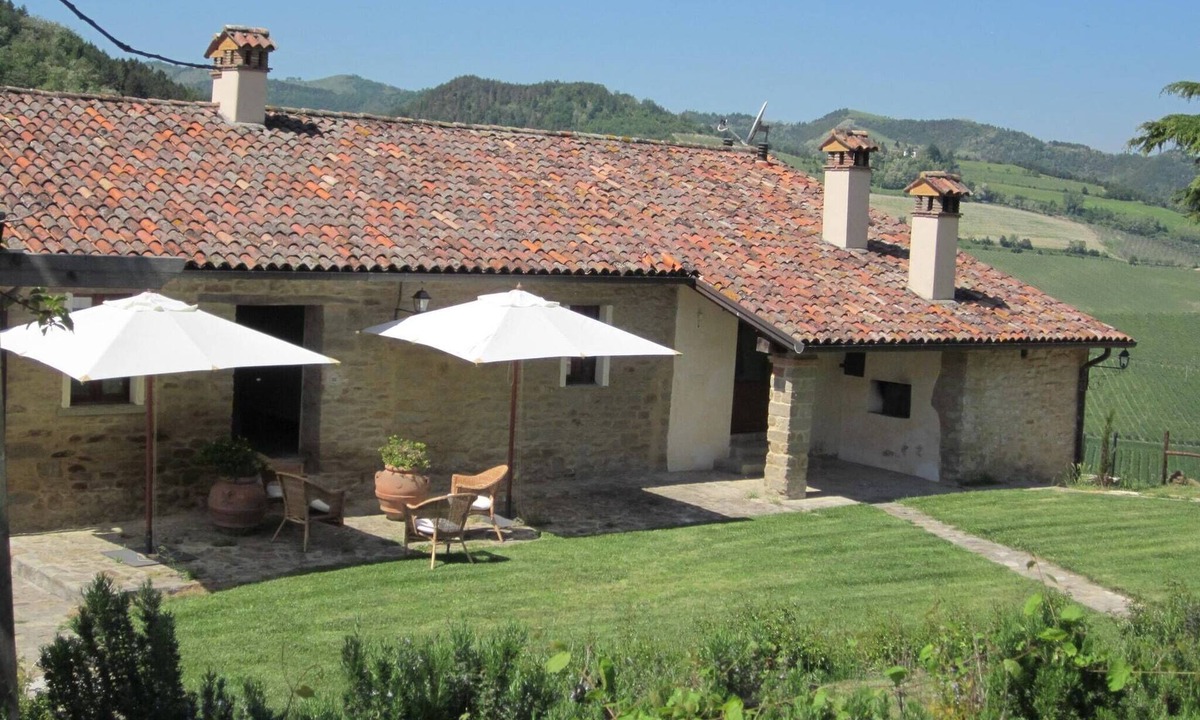 Modigliana House | Holiday Home in Modigliana with Pool & Vineyards