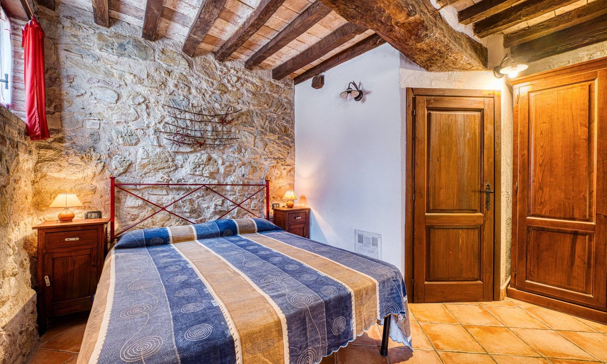 Giano dell'Umbria House | Holiday Home 'Casale Storico XVII Sec - Rosa' with Mountain View, Shared Pool and Wi-Fi