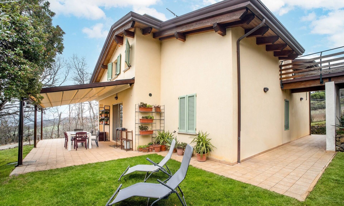 Valfabbrica House | Holiday Home "Le More - Casa Zara" with Shared Garden and Wi-Fi