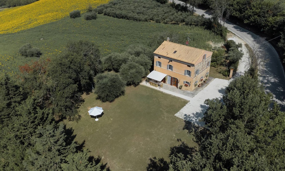 Petriolo House | Holiday Home "Rosa" with Mountain View, Private Garden & Wi-Fi