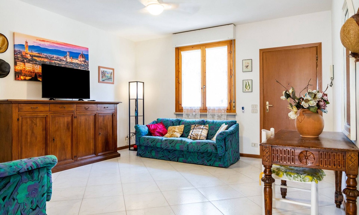 Follonica House | Holiday Home 'Sulle Note Del Mare' with Private Garden, Balcony and Wi-Fi