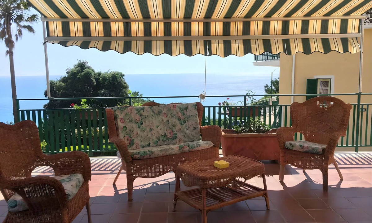 San Lucido House | Holiday Home 'Villa Letizia petit' with Sea View, Shared Pool and Private Garden