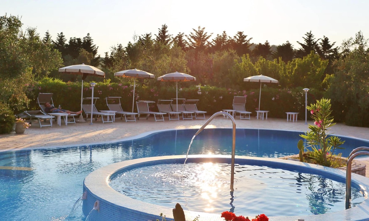 Chiesiola Apartment | Homerez - Appartement for 4 ppl. with shared pool, jacuzzi and garden at Vieste