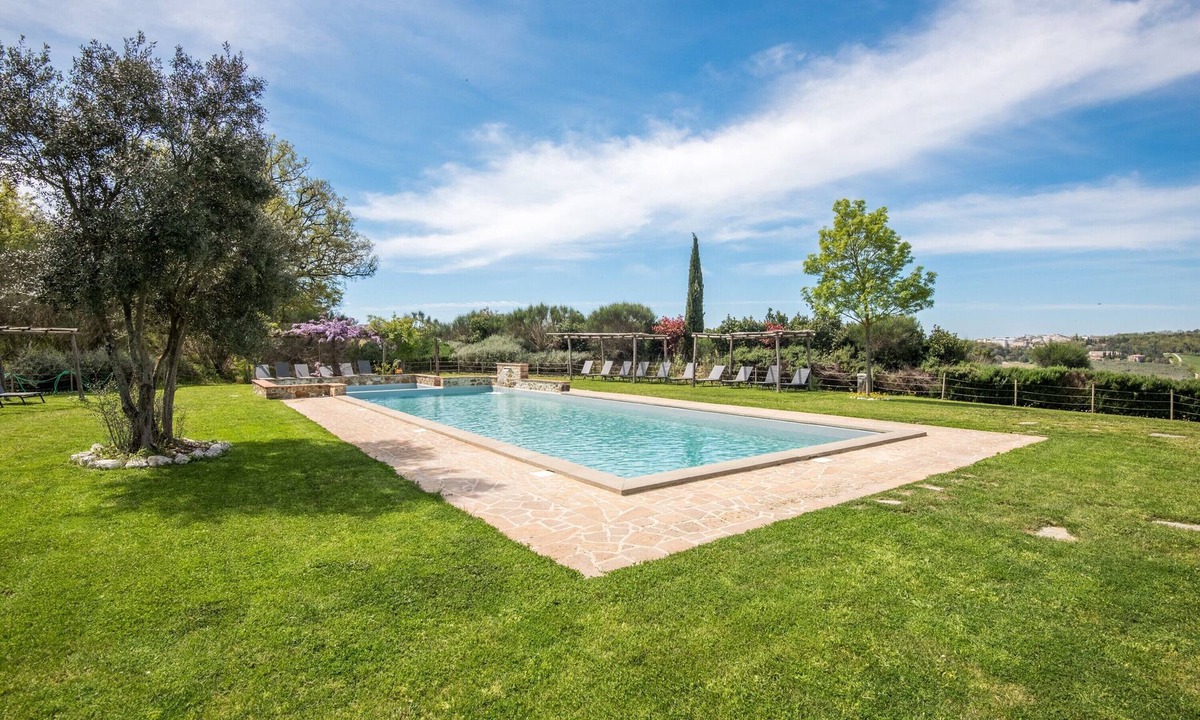 Trequanda Villa | Hotel Apartment "Villa Limone" with Shared Pool & Wi-Fi