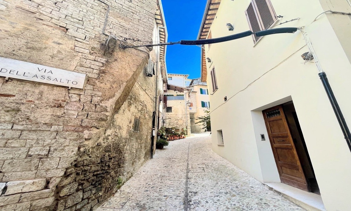 Spoleto Villa | Huge detached house - sleeps 10 - in Spoleto historic centre