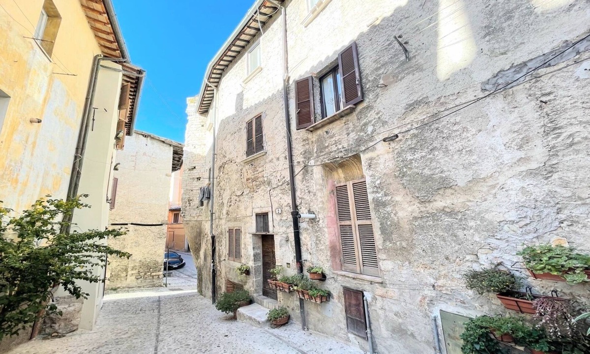 Spoleto Villa | huge town house in Spoleto storico - car unnecessary - wifi - sleeps 10