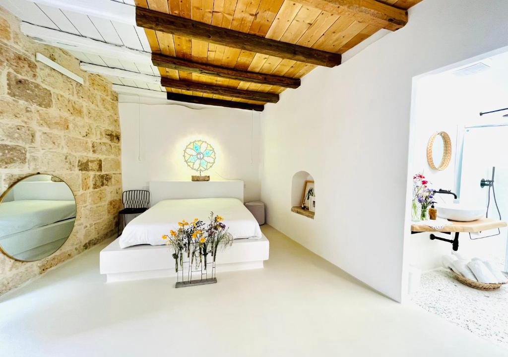 Acquaviva delle Fonti Bed & Breakfast | Hydria Guest House Art Gallery Dimora d artista con terrazza e vasca idromassaggio nel cuore del borgo antico Artists Home with terrace and jacuzzi in the heart of the old town
