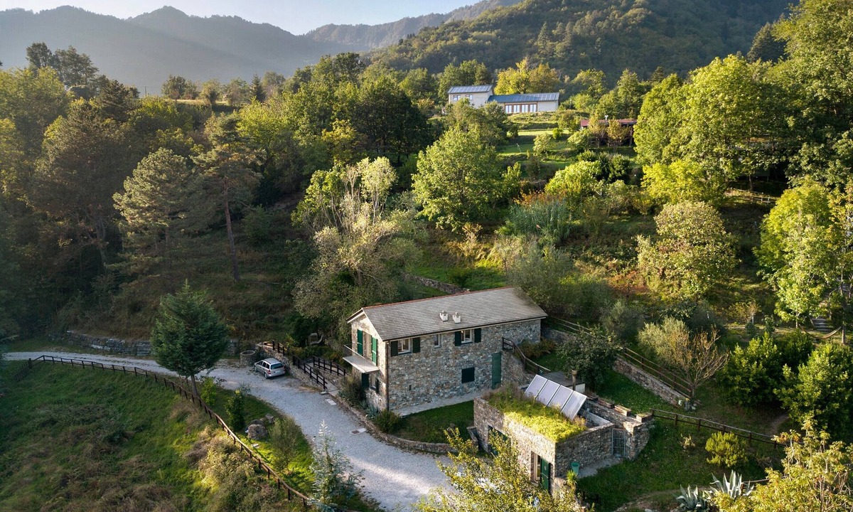 Borzonasca Apartment | Il Mulino - Terra Apartment with Mountain View, Shared Garden, and Balcony