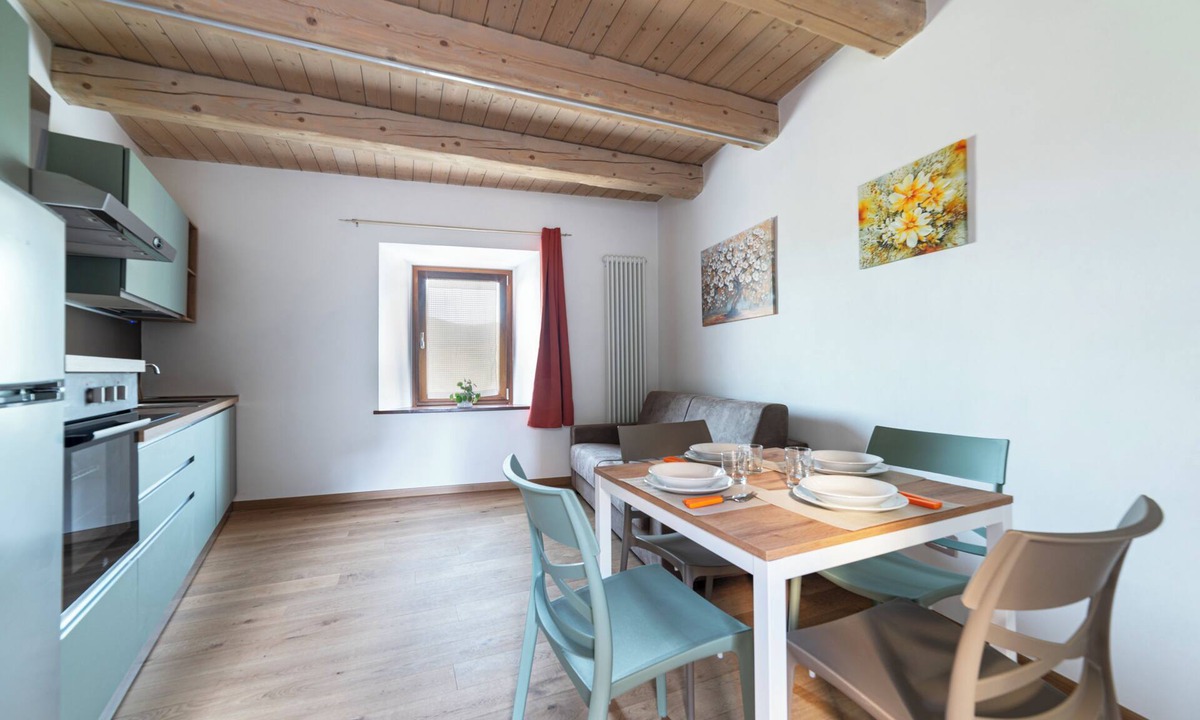 Fabriano Apartment | Inside the widespread village of Castelletta in the Gola della Rossa park.