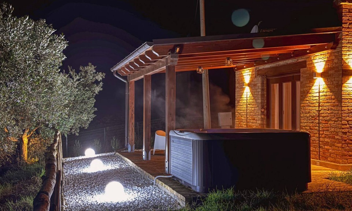 Monte San Pietrangeli Villa | Jacuzzi and Comfort in the Marche Hills
