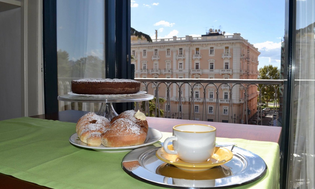 Historical Downtown Salerno Apartment | La Maison du Paradis B&B: Charming apartment in the heart of Salerno