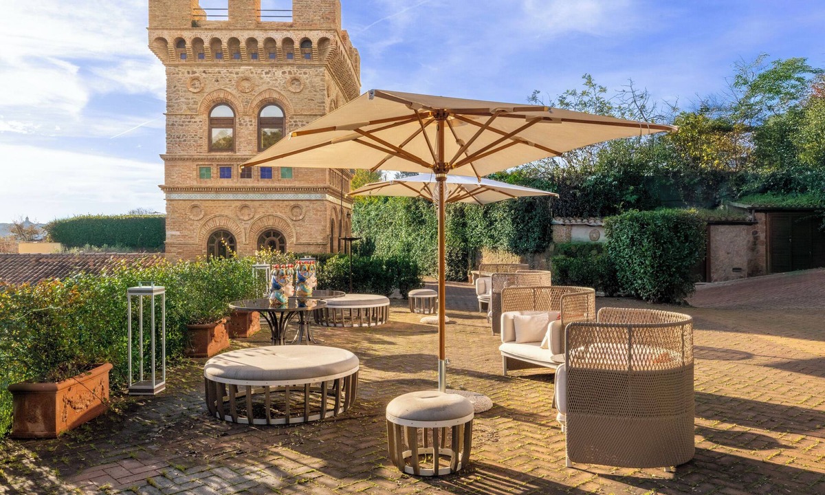 Vatican Apartment | LA TORRE DELLA LUNA with private pool overlooking St. Peter's