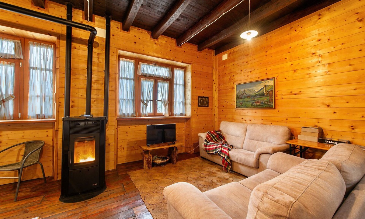 Montjovet House | La Vieille Ecole Holiday Home – Historic Schoolhouse Retreat in Montjovet
