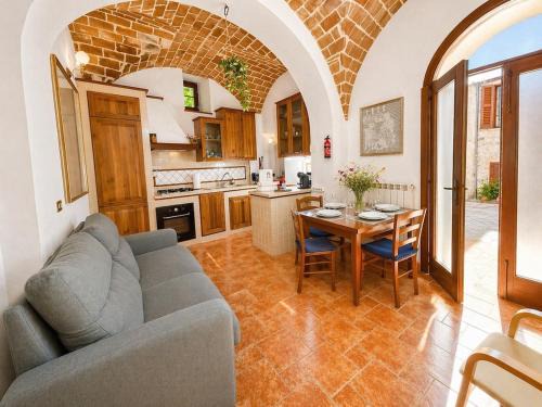 Bomba House | Lago di Bomba, incantevole borgo, 6 posti letto, 2 bagni, piscina comunale convenzionata a 2 minuti