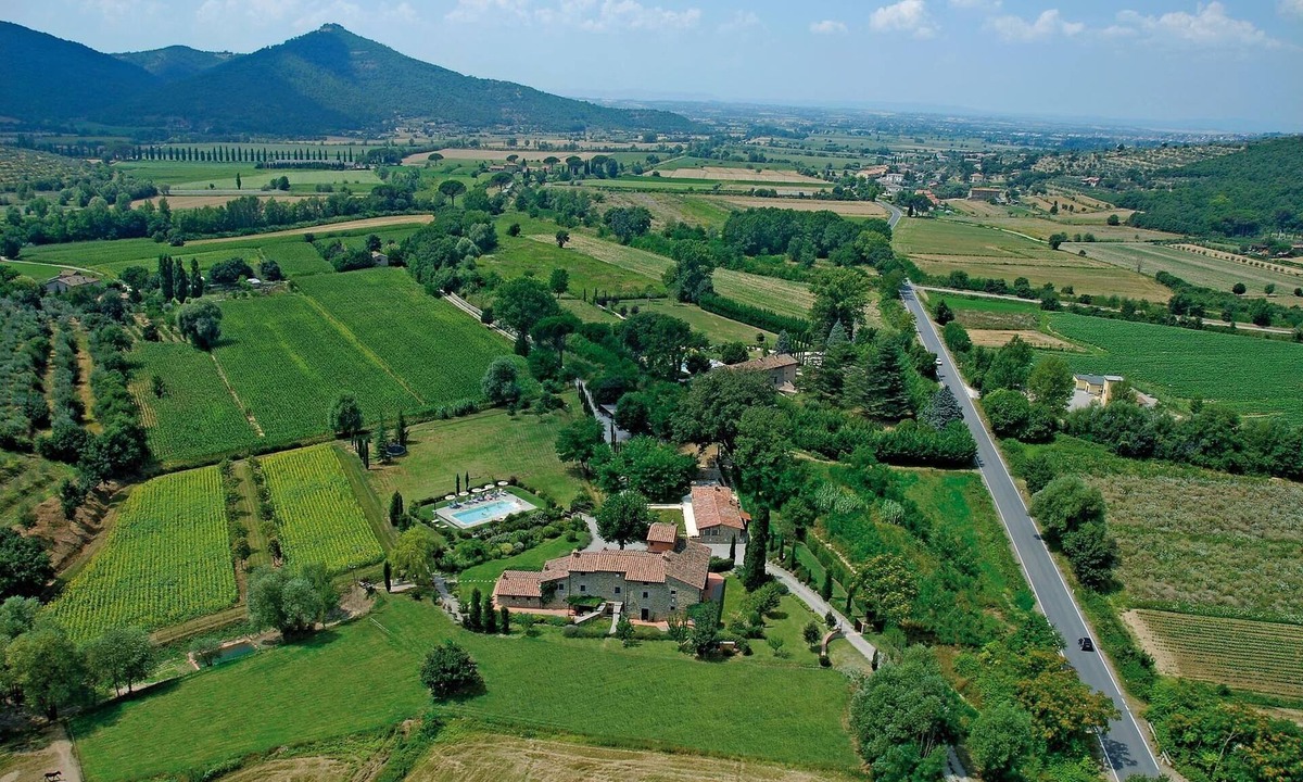 Cortona Villa | Large spacious country villa in Cortona 7bed7bath with pool & gorgeous gardens