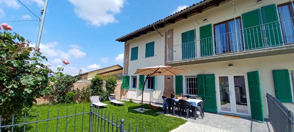Castagnito House | Le Aromatiche, appartamento in cascina con giardino