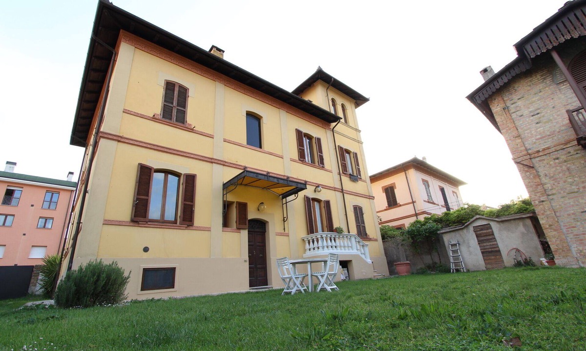 Foligno Villa | "Liberty House" apartment, sleeping in a villa a few steps from the city center.