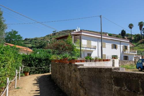 Gaeta Apartment | Lilium Ariana Apartment - Spiaggia Ariana con parcheggio by Mamo Florence