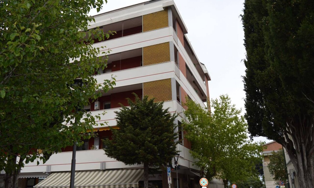 Pineto Apartment | Located in the very heart of Pineto, just a short walk from the beach and extremely convenient to the train station, Sant’Agnese Apartment is the perfect choice for a practical and relaxing holiday. Set on the third floor, it features a balcony overloo