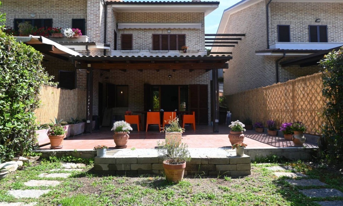 Sirolo Apartment | Location: quiet and central area of ​Sirolo, 150 meters from the square and the path that leads to the beach, reachable on foot.Description: apartment located on the ground floor with garden. Living room with sofa and dining table - separate kitchen
