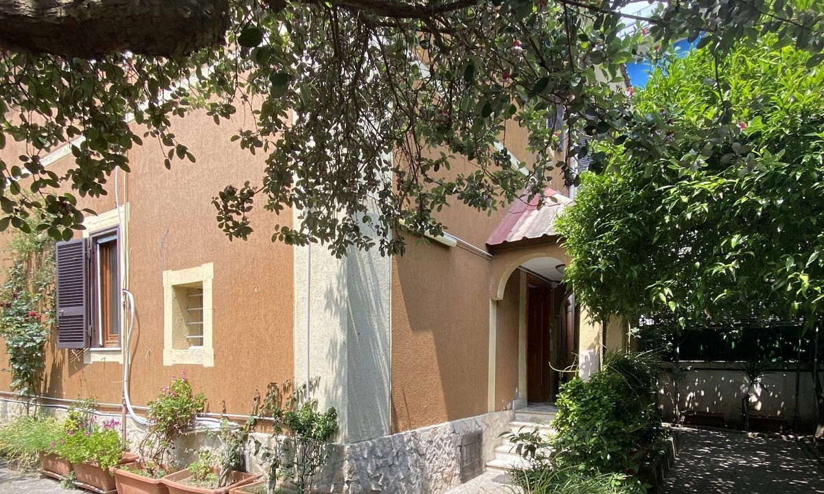 Naples Hostel | Los Mochileros - Age Limit 18-28