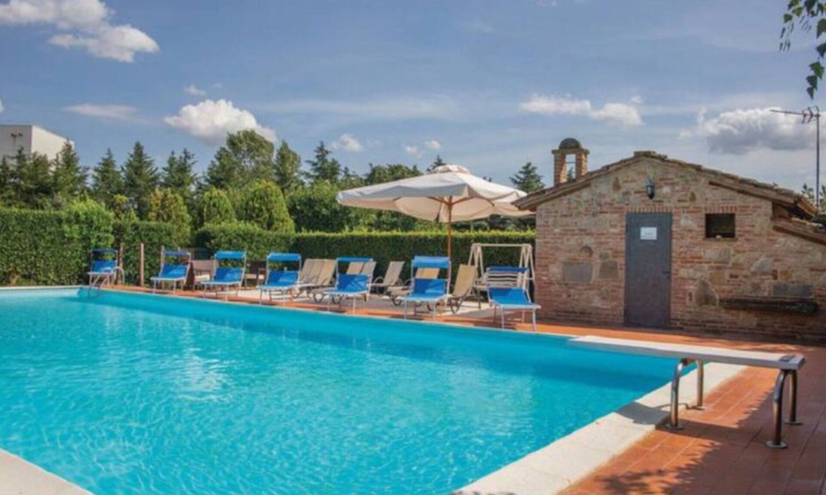 Castiglione del Lago Apartment | Lovely apartment for 4 people with WIFI, pool, A/C, TV, veranda and pets allowed