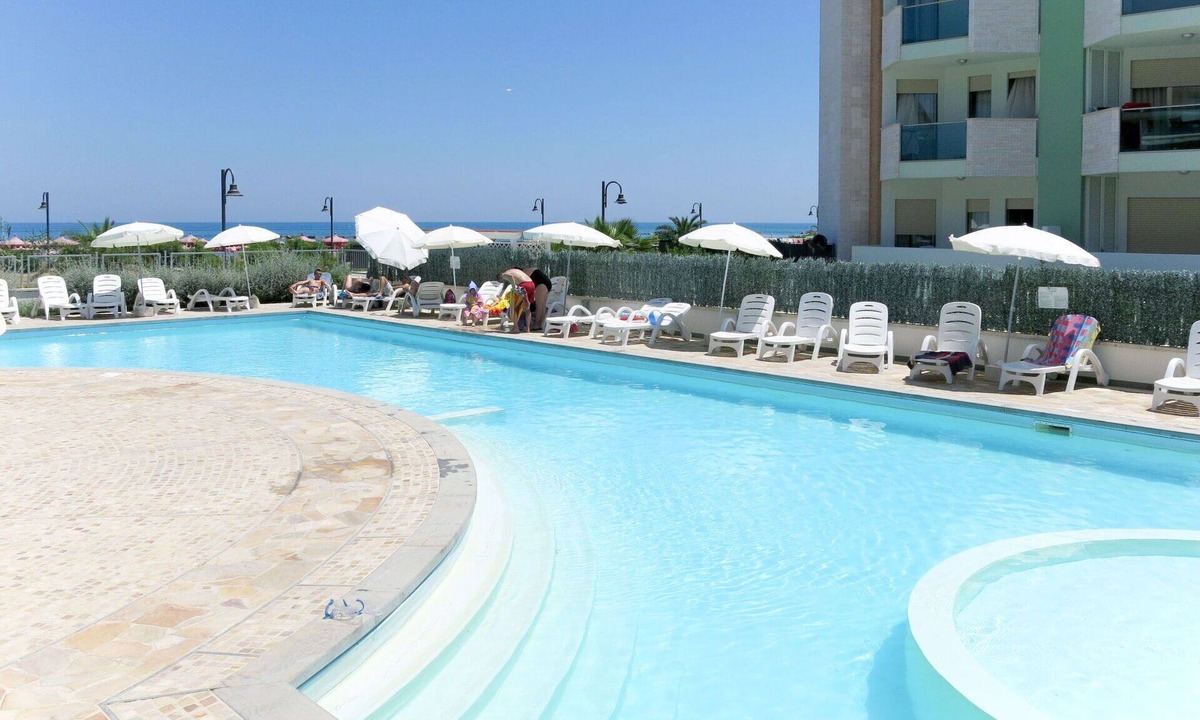 Roseto degli Abruzzi Apartment | Lovely apartment for 5 people with internet, A/C, pool, TV, terrace and pets allowed