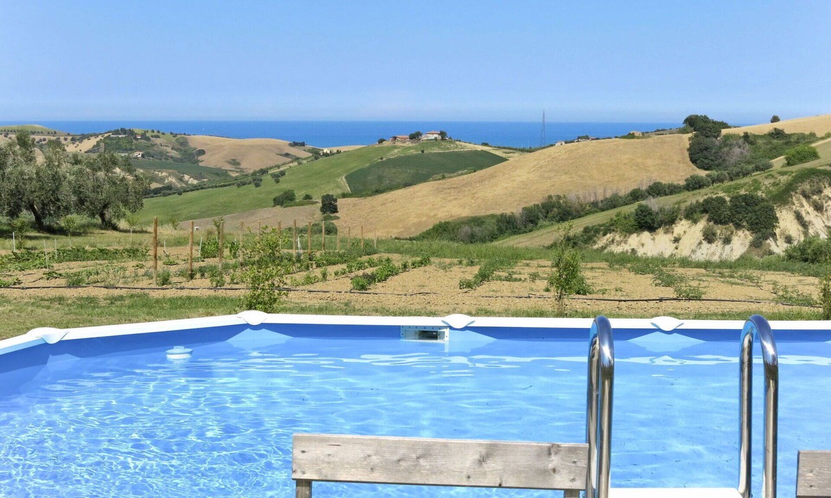 Cologna Spiaggia Villa | Lovely apartment in villa with WIFI, pool, A/C, hot tub, TV, patio, pets allowed and panoramic v.