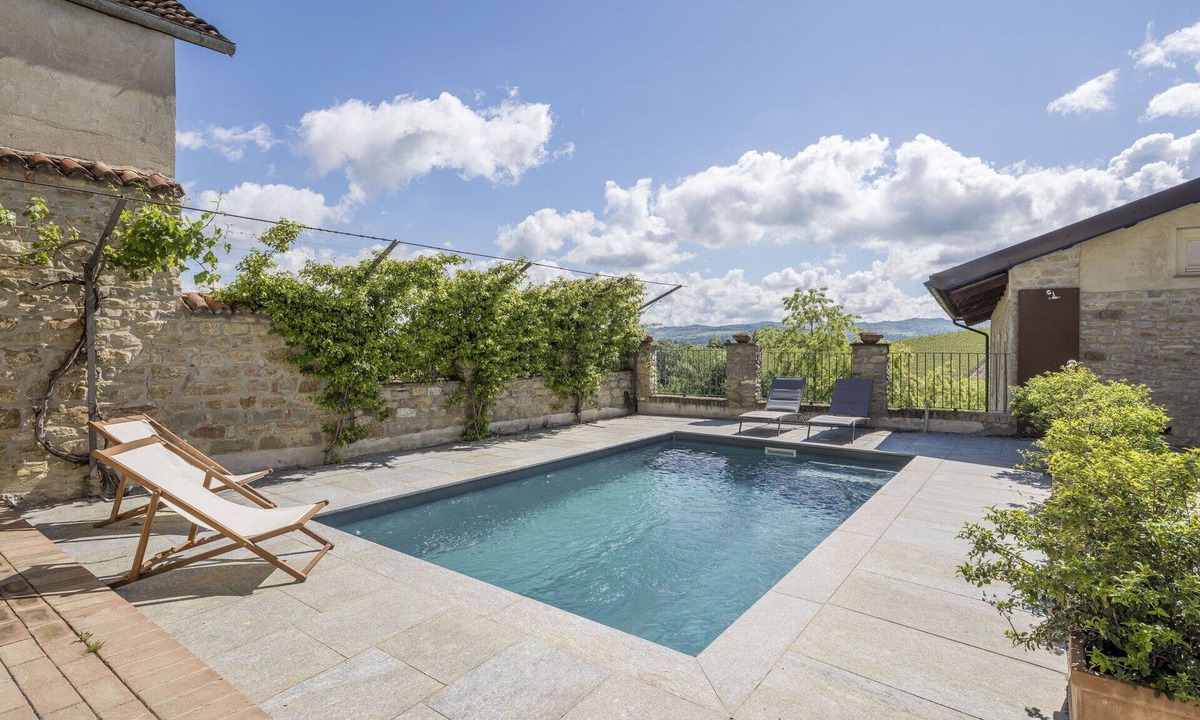 Monforte d'Alba Apartment | Lovely apartment for 4 guests with pool, WIFI, TV and balcony, close to Alba