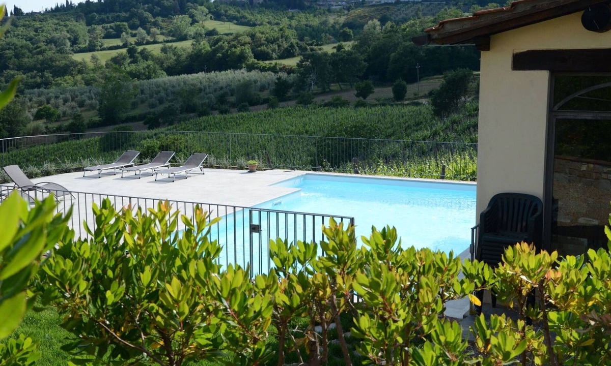 Capolona Apartment | Lovely apartment for 2 people with WIFI, pool, TV and pets allowed, close to Arezzo