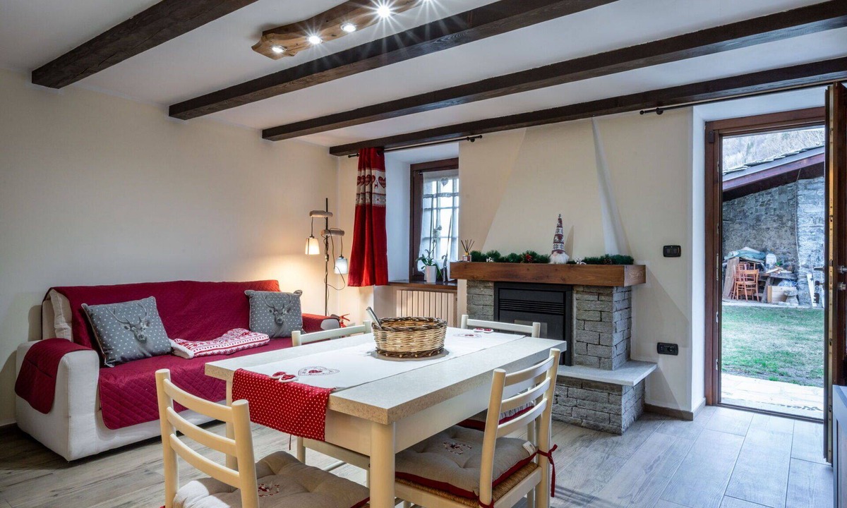 La Salle Apartment | Lovely apartment for 4 guests with WIFI, private pool, TV and balcony