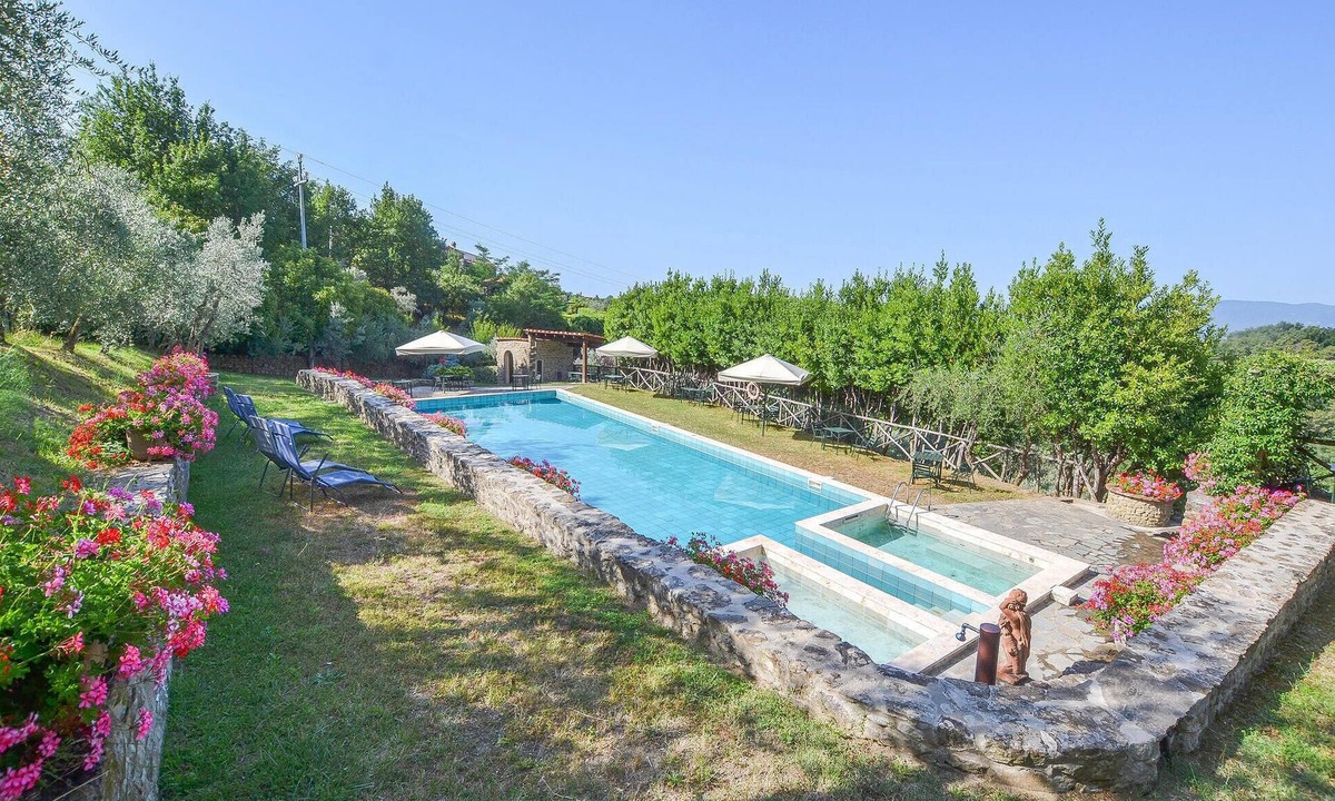 Castelfranco di Sopra House | Lovely home in Castelfranco di Sopra with house a panoramic view