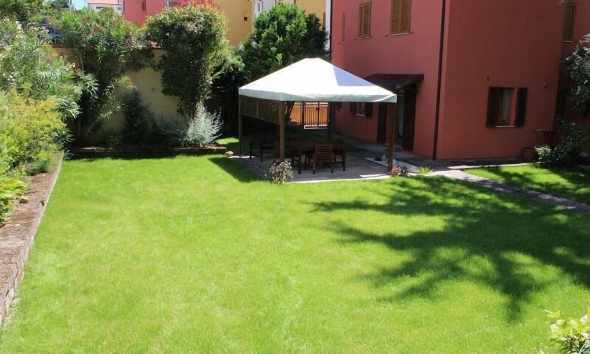Numana Apartment | Lovely three-room apartment with garden in the center