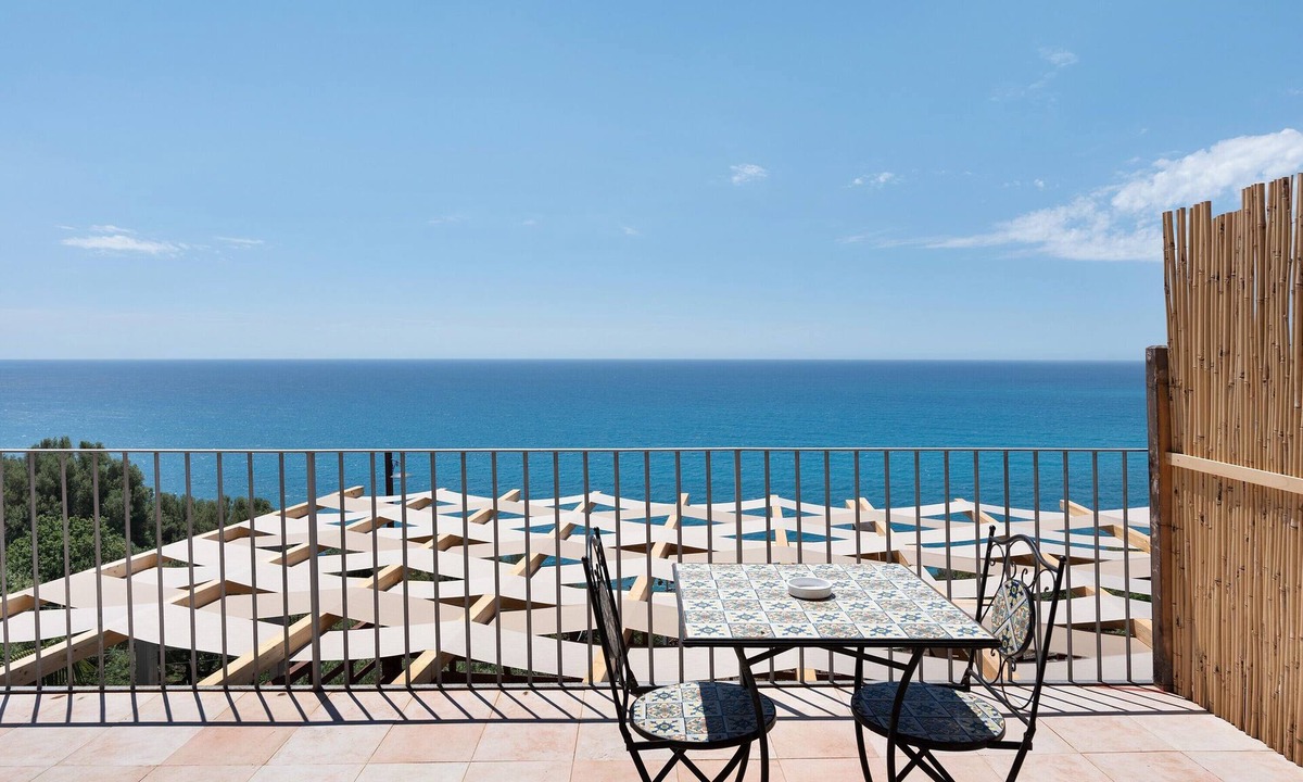 Caprioli Apartment | Lucio Battisti Sea View Room with Wi-Fi and Air Conditioning