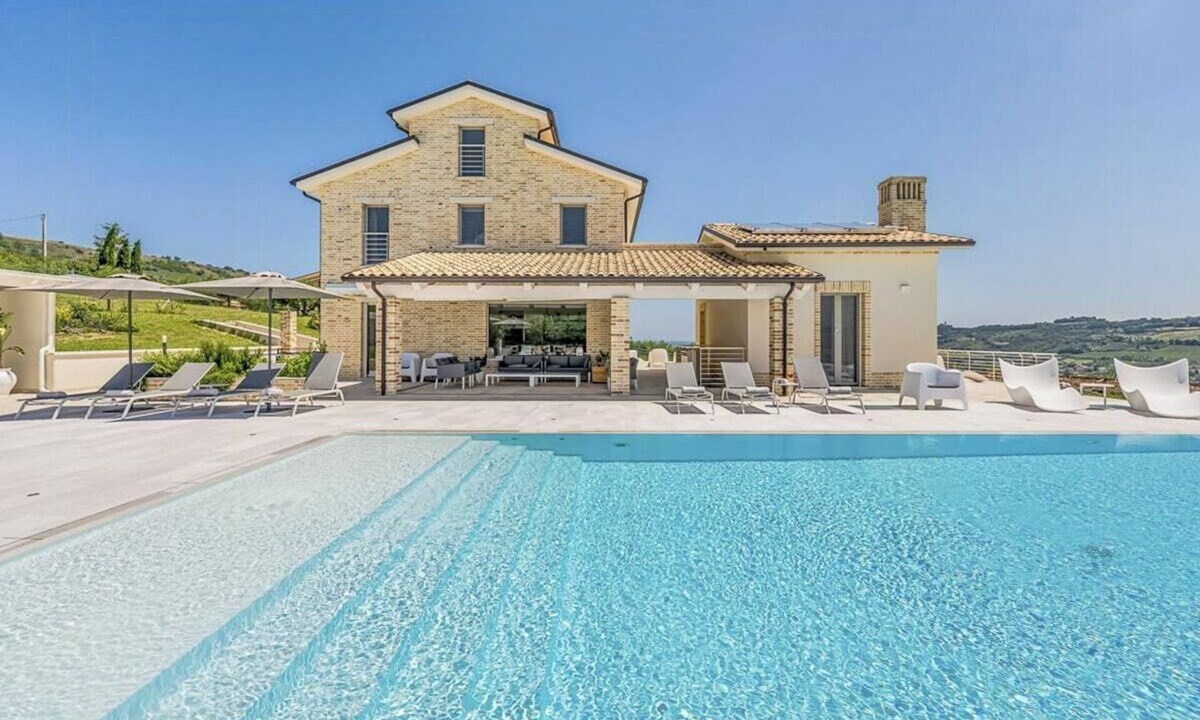 Monterubbiano House | Luxury villa with pool in Aso Valley