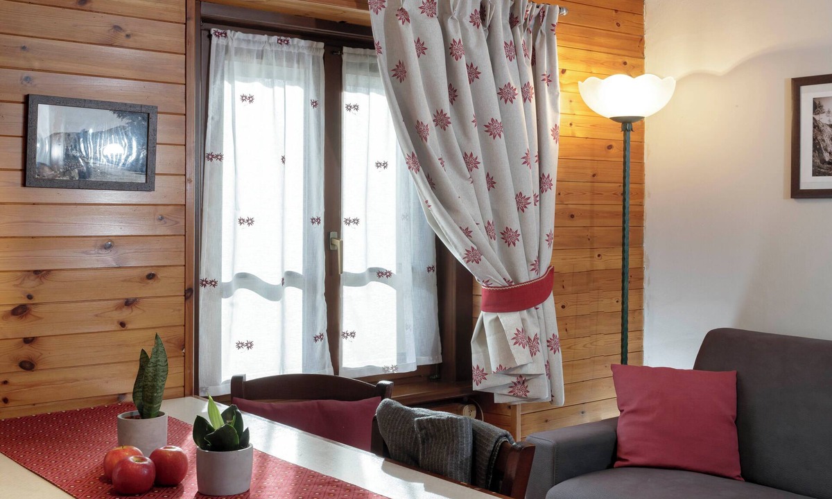 Valtournenche Apartment | Maison Maquignaz - Central Apartment with Terrace