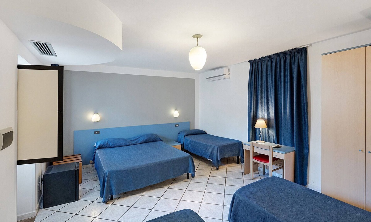 Laura Apartment | Marina Living Rooms – Comfort Quadruple Room with Shared Pool, Wi-Fi, Air Conditioning