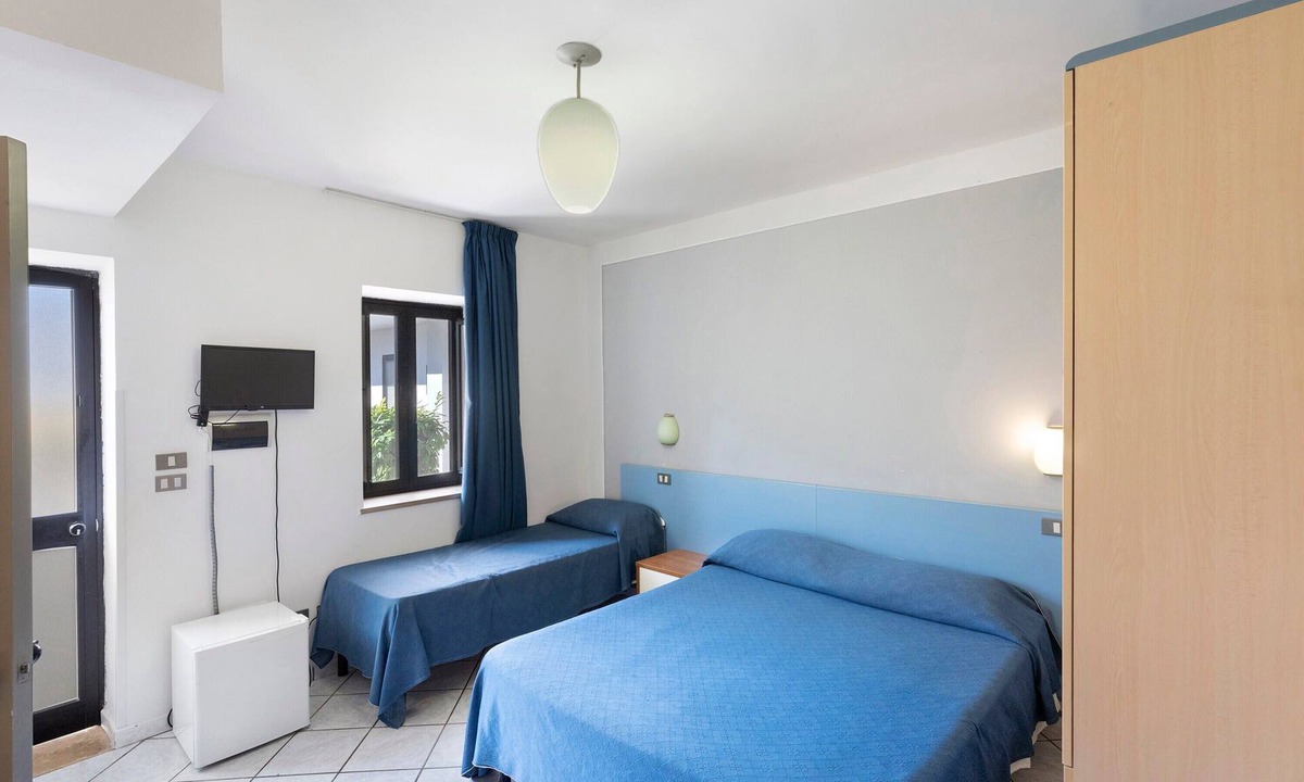 Laura Apartment | Marina Living Rooms – Comfort Quadruple Room with Shared Pool, Wi-Fi & Air Conditioning