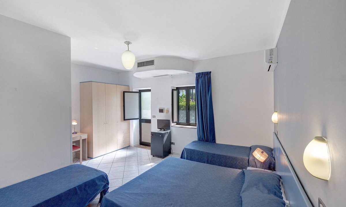 Laura Apartment | Marina Living Rooms – Comfort Quadruple Room with Shared Pool, Wi-Fi & Air Conditioning