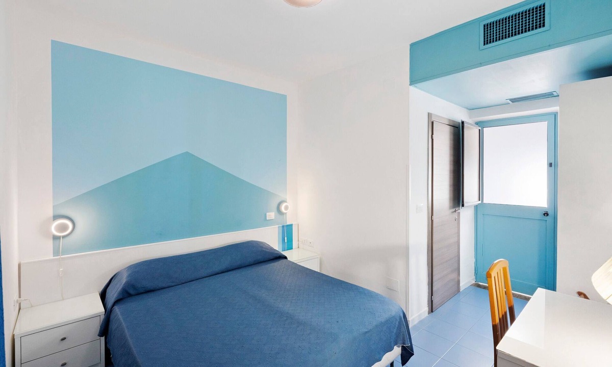 Laura Apartment | Marina Living Rooms – Economy Double Room with Shared Pool, Wi-Fi and Air Conditioning